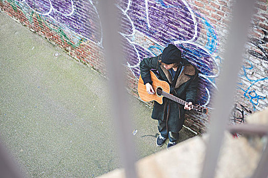 音乐人,弹吉他,运河,墙壁,米兰,意大利