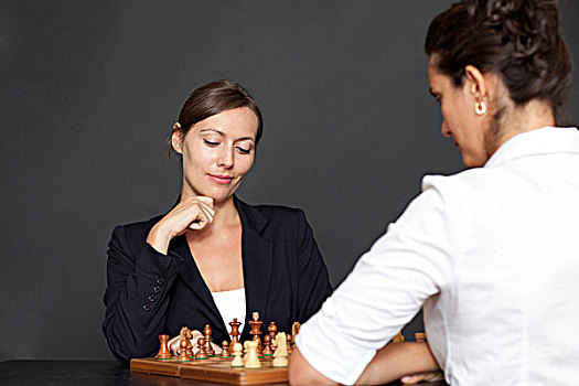 两个女人,玩,下棋