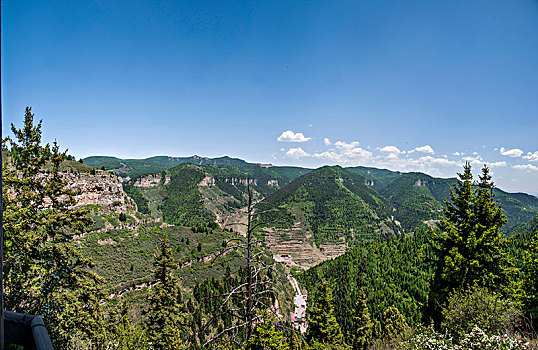 山西省宁武县芦芽山景区芦芽山悬崖古栈道下的群山