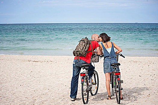 情侣,自行车,海滩,马略卡岛,西班牙