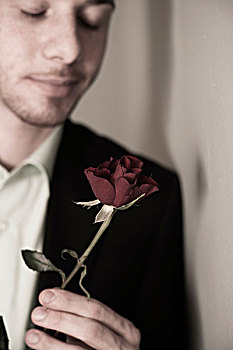 男青年,拿着,红玫瑰,闭眼,棚拍