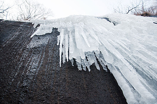 冬季山中峭壁上形成的冰瀑