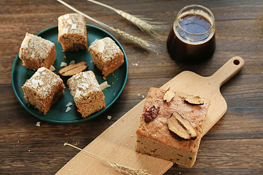 新鲜出炉的枣糕和咖啡还有小麦摆放在木板上
