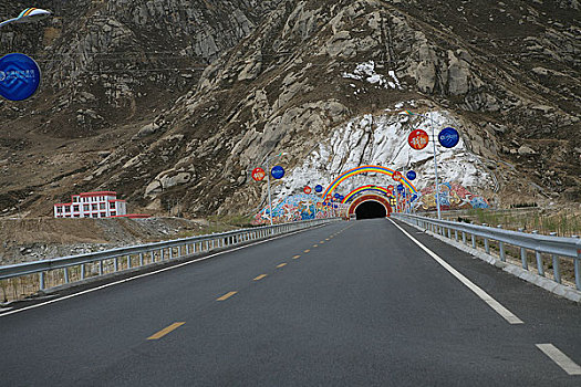 西藏这是拉萨通往机场的隧道