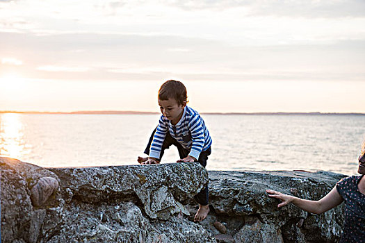 小男孩,攀登,岩石上,海滩