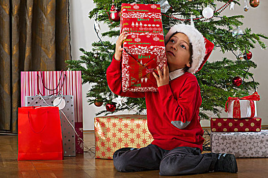 男孩,坐,旁侧,圣诞树,抖动,礼物