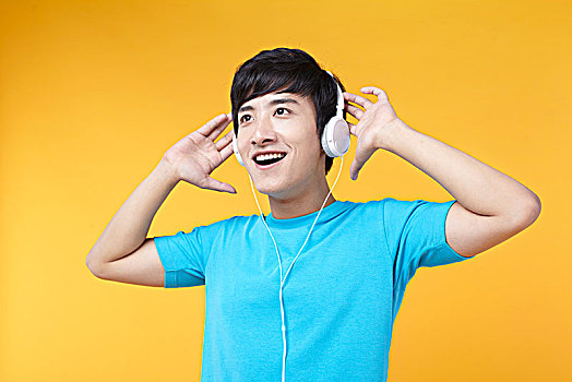 亚洲时尚青年听音乐