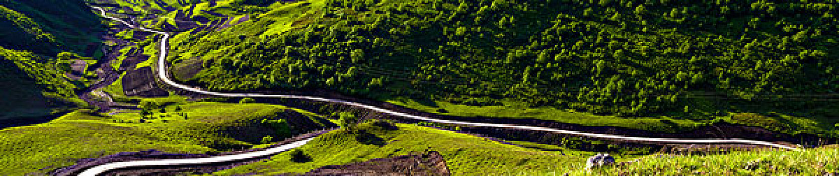 蜿蜒曲折的盘山公路