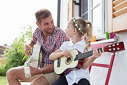 女孩,弹吉他,父亲