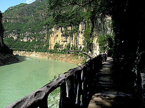 重庆巫山大宁河小三峡滴翠峡内全长3公里左右的小三峡古栈道走道