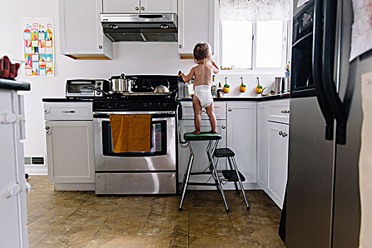 后视图,女孩,穿,尿布,站立,凳子,厨房