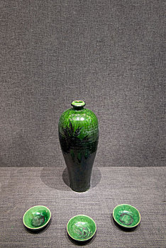 金代,磁州窑绿釉黑花牡丹纹梅瓶,绿釉瓷碟