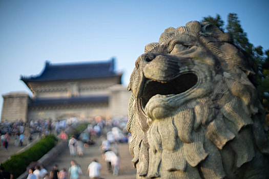 江苏省南京市中山陵石阶旁边的狮子雕塑