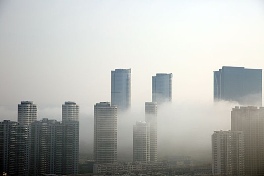 山东省日照市,平流雾环绕下的城市美轮美奂