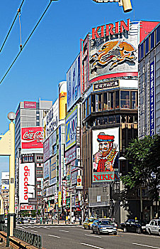 日本北海道札幌最繁华的街区,薄野,这里酒吧,拉面店云集