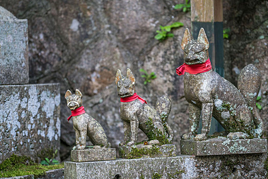 日本稻荷大社狐狸雕像