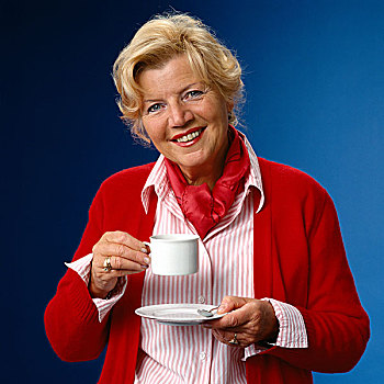 成年,女人,红色,毛衣,拿着,一杯咖啡,蓝色背景