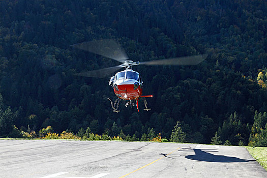 直升机航拍瑞士厄希嫩湖风景区