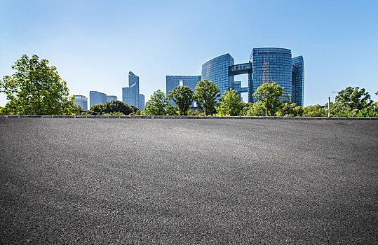 汽车广告背景,公路和现代城市建筑