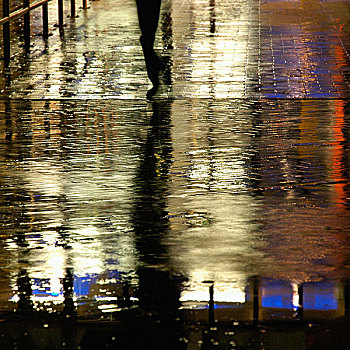男人,走,雨,坡道,夜晚,剪影,街道,反射,水的,表面,碉堡,人行道