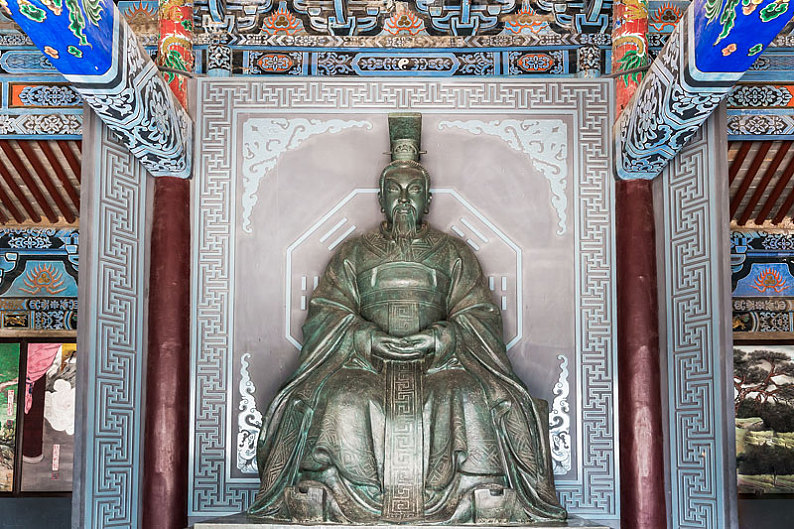 周文雍雕像图片