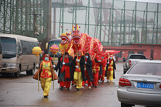 锣鼓喧天迎新春,舞龙舞狮贺新年