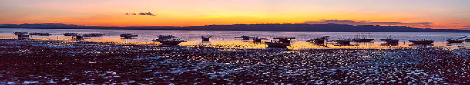 美丽的巴里坤湖落日黄昏