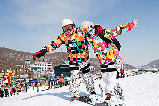 东方情侣在滑雪场