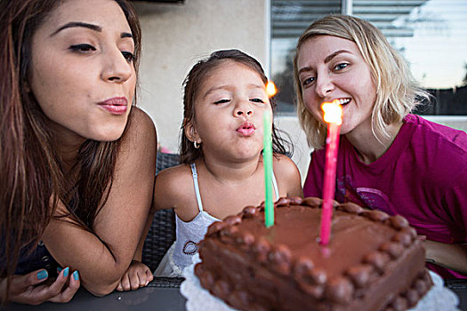 女孩,坐,家庭,吹蜡烛,生日蛋糕
