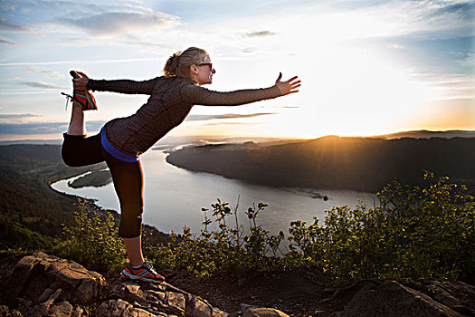 女人,实践,瑜珈,山,休息,哥伦比亚河峡谷,俄勒冈,美国