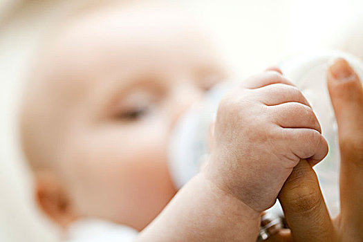 婴儿,用瓶子喝,拿着,手指,特写