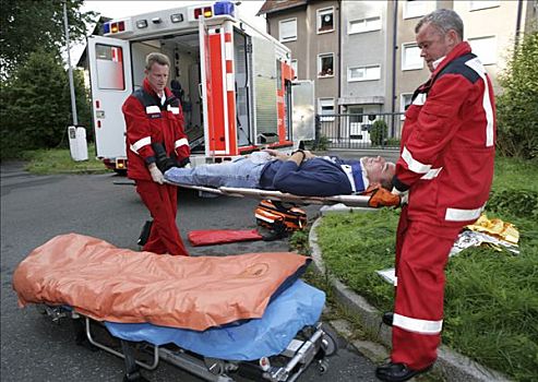 德国,救助,护理人员,急救,意外,一个,男人,受伤,腿,救护车,消防