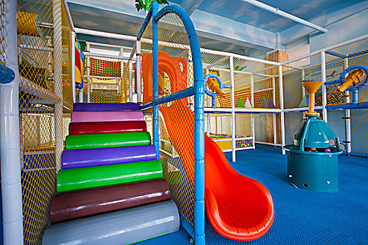 幼儿园设施滑梯