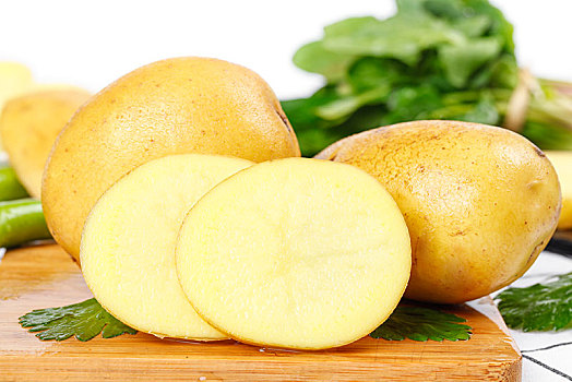 木底上的黄心土豆