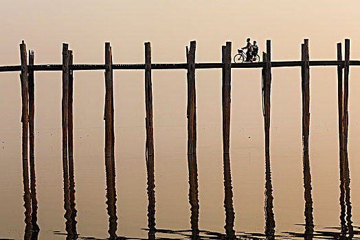 两个人,骑自行车,高,柚木,桥,上方,湖