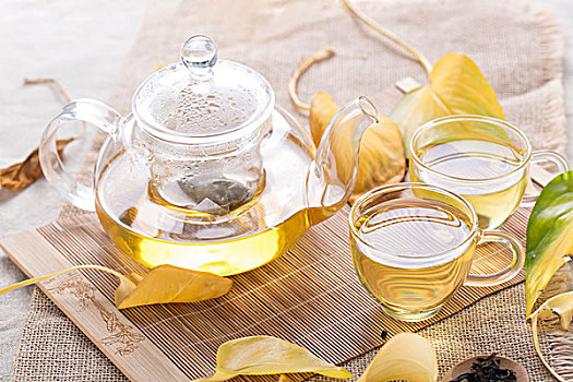 玻璃杯中的茶和秋季的落叶,安静的下午茶