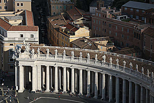 梵蒂冈圣彼得大教堂廊柱俯拍