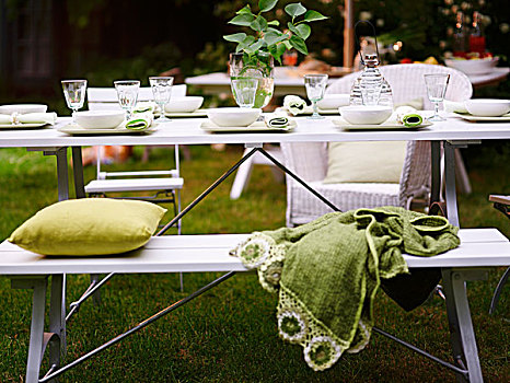桌子,花园,白色,长椅,绿色,垫子,毯子