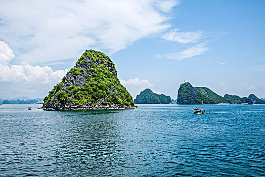 越南广宁鸿基市下龙湾海上石林