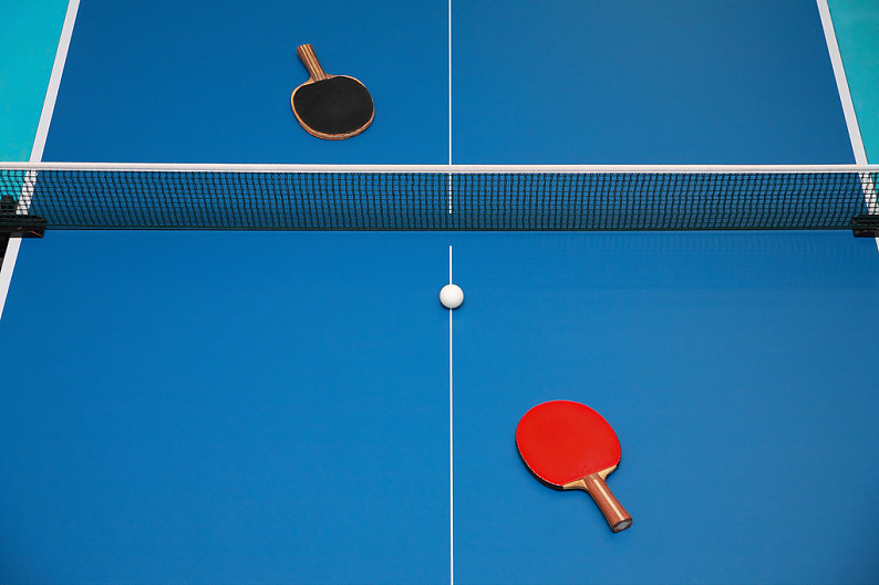 球拍_球_网球_桌子_蓝色_乒乓球_红色_黑色_俯视_高清图片_全景视觉