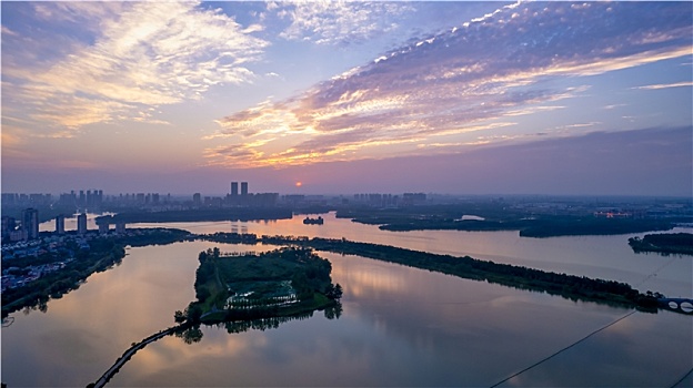 武汉东西湖区金银湖的傍晚城市风光