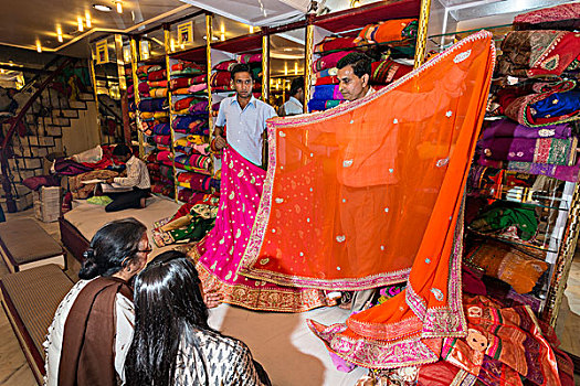 店员,展示,彩色,纱丽服,顾客,斋浦尔,拉贾斯坦邦,印度,亚洲