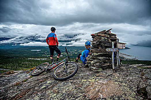 两个男人,山地自行车,停止,休息,高处,乡村,俯视,挪威北部,夏天