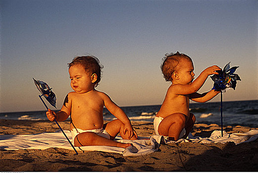 两个,婴儿,坐,海滩,纸风车