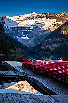 独木舟在码头,在黎明,路易丝湖,班芙国家公园,阿尔伯塔,加拿大