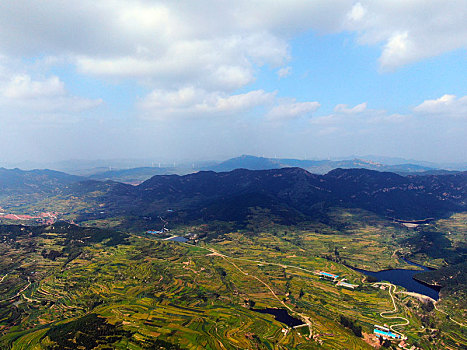 山东省日照市,航拍莒县龙山七彩梯田,色彩斑斓扮靓丰收季节