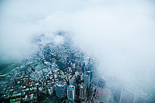 台湾台北市147大厦上眺望云雾中的台北市景