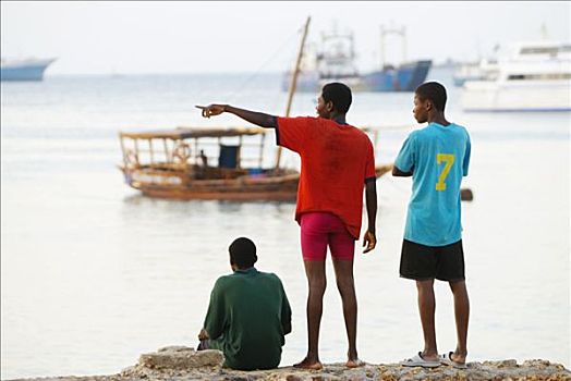 东非,坦桑尼亚,本地人,看,船,独桅三角帆船,港口,桑给巴尔岛