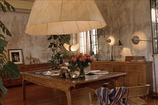 客厅,花瓶,木地板,灯罩,灰色,墙壁