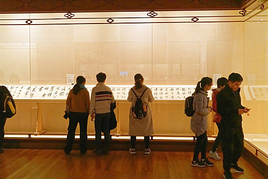 参观博物馆古代绘画艺术展览